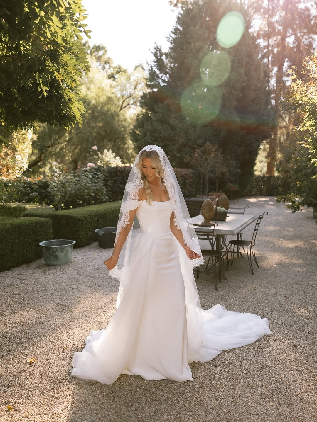 Amy Scalloped Lace Mantilla Veil